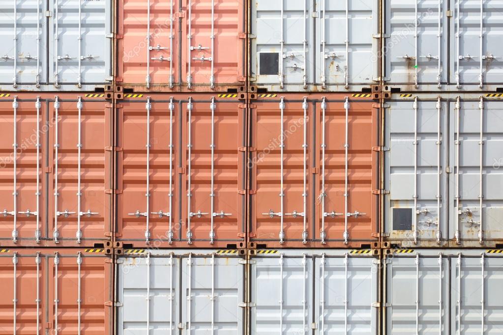 Contenedores de carga apilados para almacenamiento temporal, carga,  descarga y clasificación en el punto de contenedores