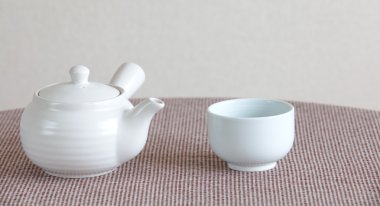 Klasik porselen çaydanlık ve kavanoz 