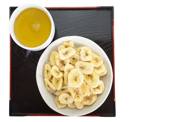 Банановые чипсы с горячим чаем — стоковое фото