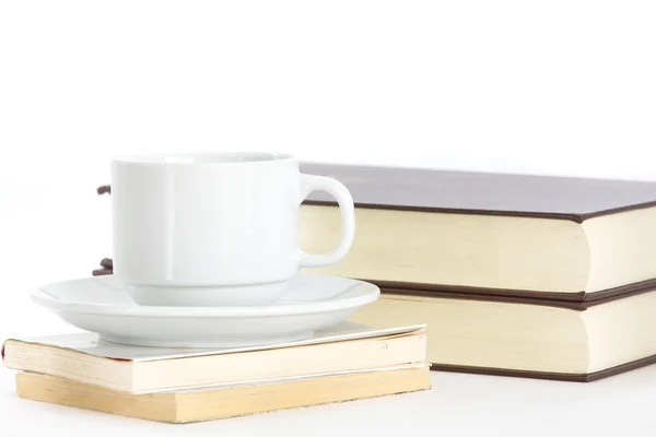 コーヒーと本の白いカップ — ストック写真