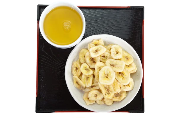 Batatas fritas de banana crocantes com chá quente — Fotografia de Stock