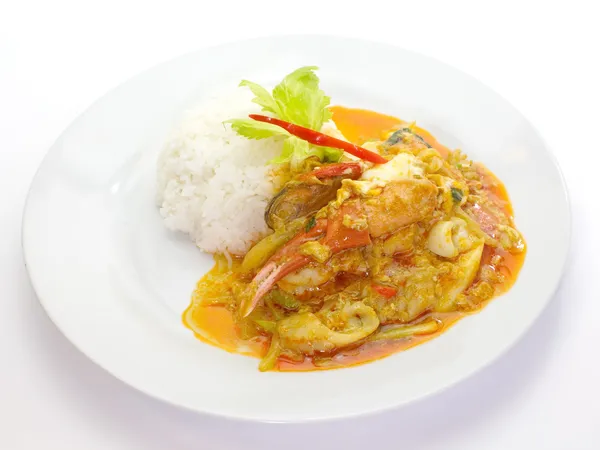 Hoja de albahaca frita con mariscos y arroz blanco — Foto de Stock