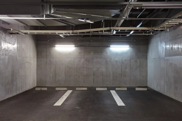 Estacionamento garagem interior subterrâneo — Fotografia de Stock