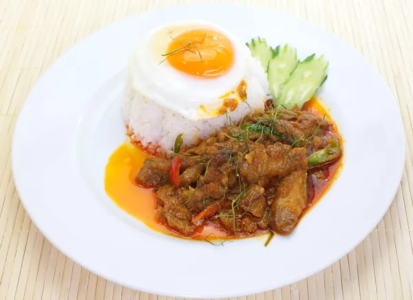 Savory curry pork and white rice with egg — Stock Photo, Image