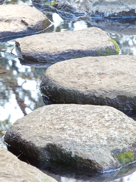 Caminho de pedra zen em um jardim japonês — Fotografia de Stock