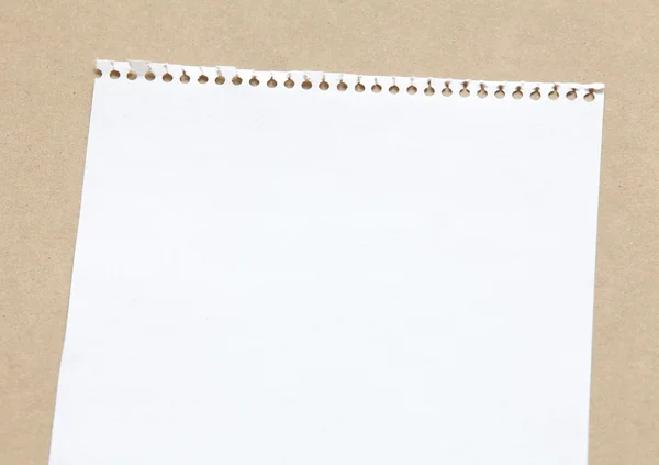 Bloco de notas em branco isolado em marrom — Fotografia de Stock