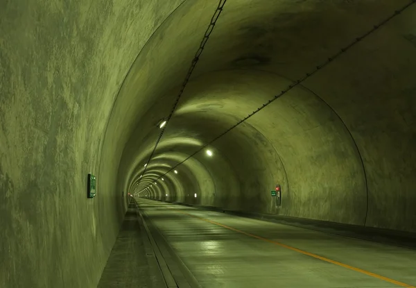 Urban tunnel ved bjerget - Stock-foto