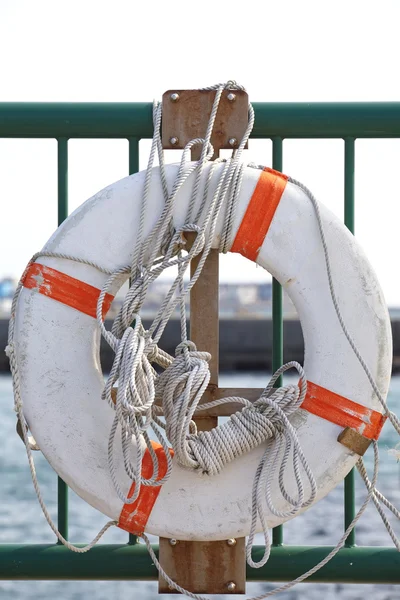 Boya salvavidas blanca en Harbour — Foto de Stock