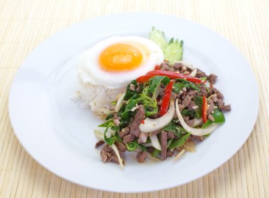 biftek ile kızarmış fesleğen yaprağı