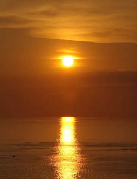 Puesta de sol en el mar océano — Foto de Stock