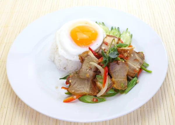 Feuille de basilic frite avec boeuf — Photo