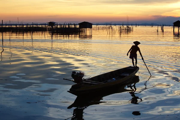 Силуэт рыбака на лодке у озера Сонгкла — стоковое фото