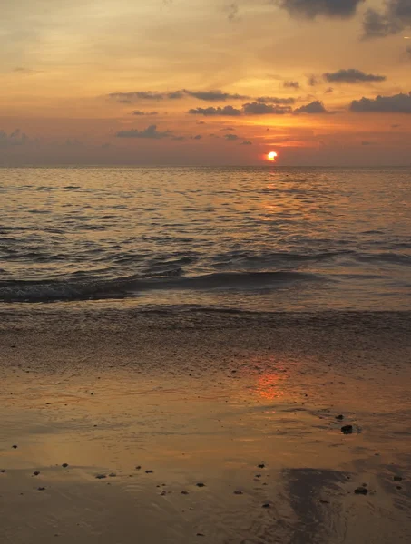 Prachtige zonsondergang op zee strand — Stockfoto