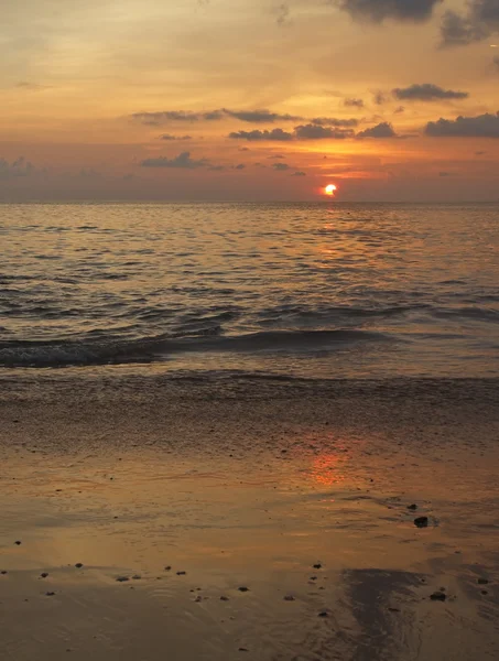 Belo pôr do sol na praia do mar — Fotografia de Stock