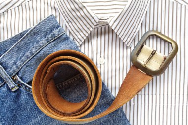 Mavi denim jean gömlek ve kemer ile