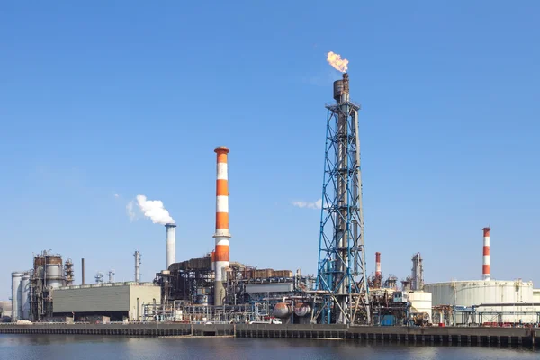 Нефтехимический завод — стоковое фото