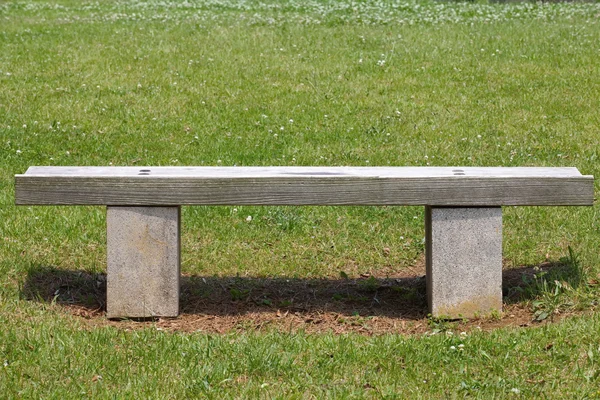 Деревянная скамейка в лобковом парке — стоковое фото
