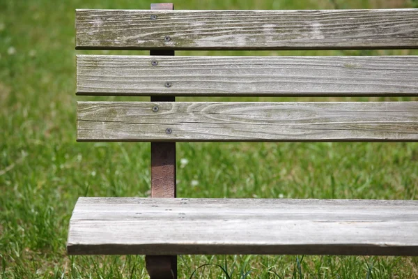 Dřevěná lavička v ochlupení park — Stock fotografie
