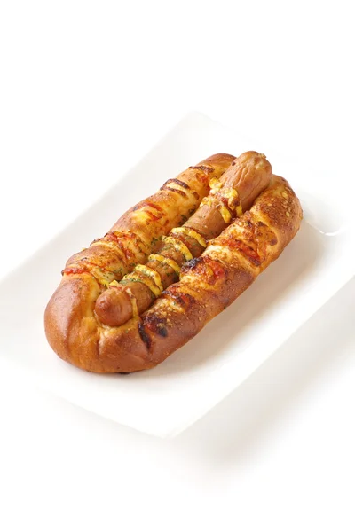 Hotdog worst op witte plaat — Stockfoto