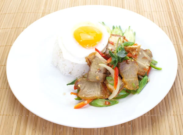 Spiegelei mit knusprigem Schweinefleisch und Reis — Stockfoto