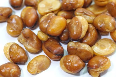 Kızarmış bakla veya fava fasulye