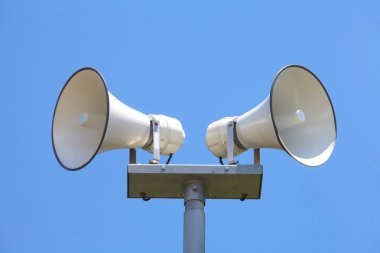 Mavi gökyüzü üzerinde hoparlör