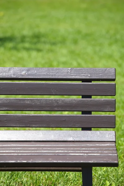 Drewniane ławki w parku łonowe — Zdjęcie stockowe