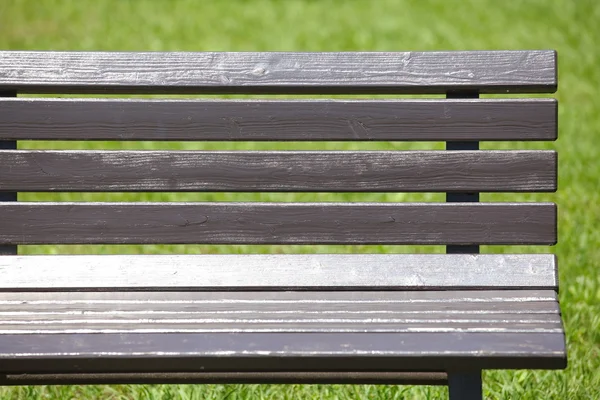 Houten bench in pubic park — Stockfoto