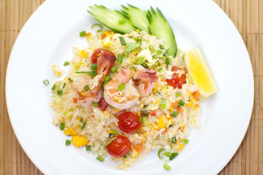 omlet ile domates, brokoli ve 