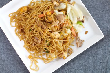 Çin tavada kızartılmış erişte