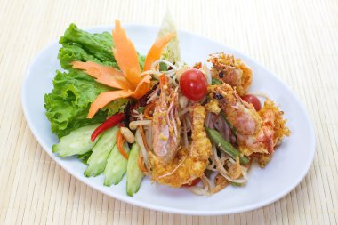 Derin yağda kızartılmış karides papaya salatası ile