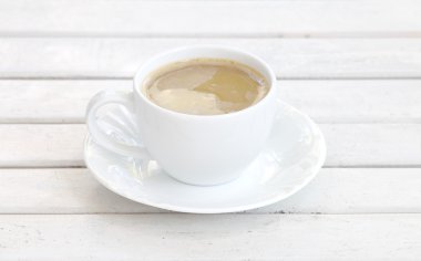 ahşap üzerinde kahve fincanı