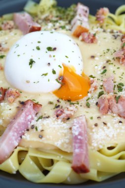 jambon ve peynirli makarna carbonara