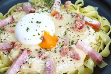 jambon ve peynirli makarna carbonara