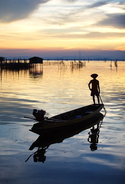 Рыбак на озере Сонгкла — стоковое фото