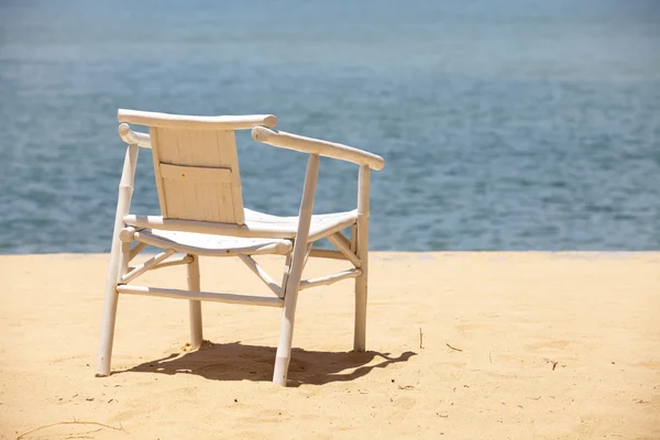 Krzesło na piaszczystej plaży — Zdjęcie stockowe