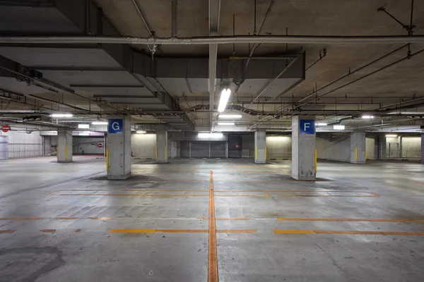 Parking garaż podziemny wnętrza — Zdjęcie stockowe