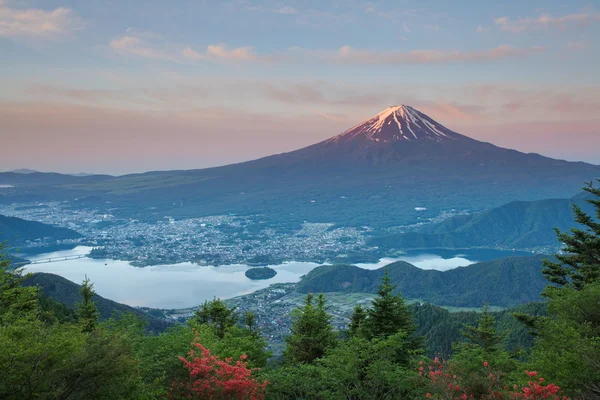 Téli szezonban a hegyi Fuji és SAJGÓBB tó — Stock Fotó