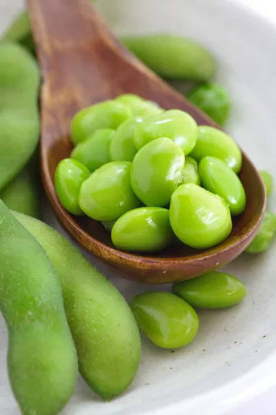 Mordisquitos de edamame, judías de soja verdes hervidas — Foto de Stock