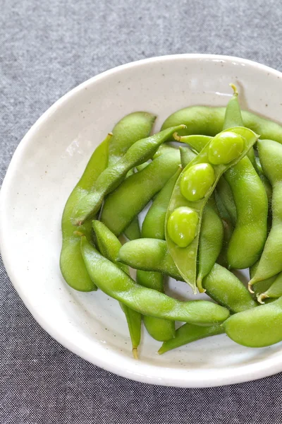 Edamame nibbles, gekookt groene sojabonen — Stockfoto