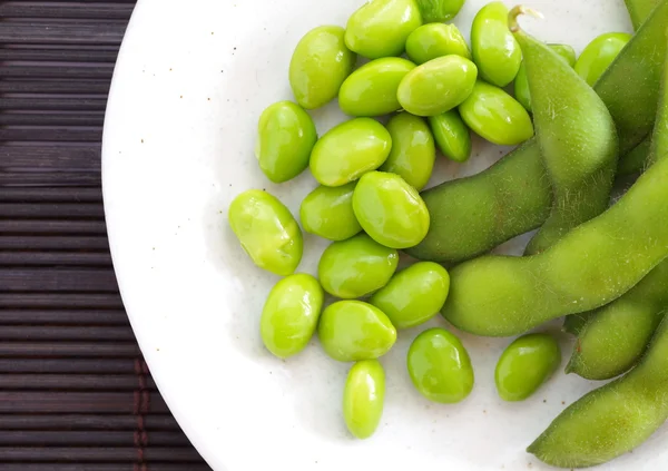 Edamame nibbles, gekookt groene sojabonen — Stockfoto