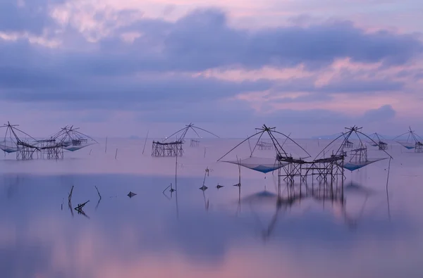 Силуэт больших рыбных сетей — стоковое фото