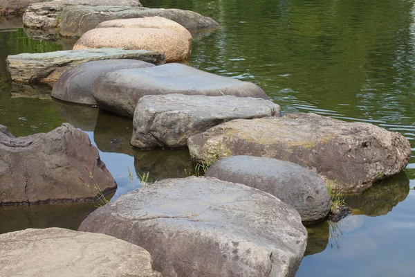 Камни и горная река — стоковое фото