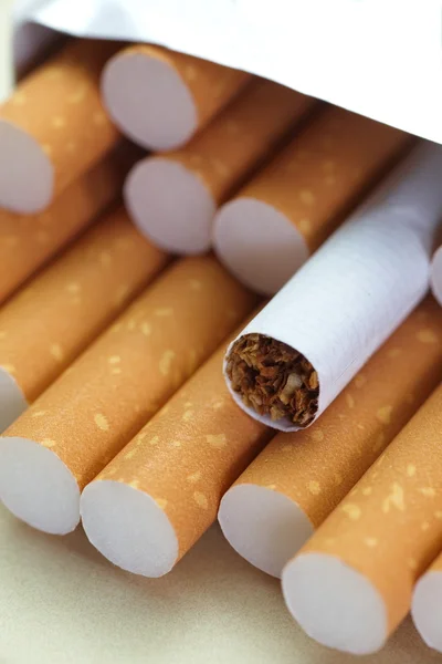 Zigaretten mit braunem Filter — Stockfoto
