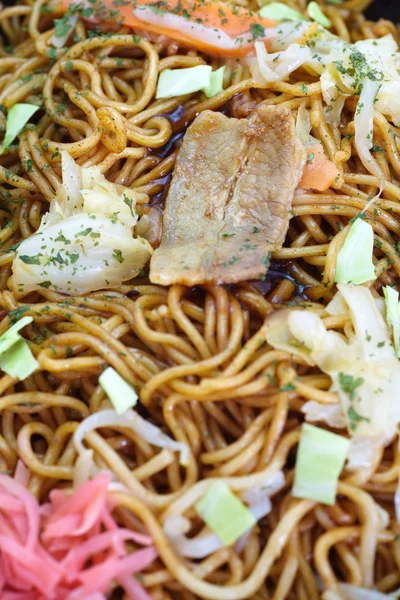 Japon kızarmış noodle yakisoba ilave edin. — Stok fotoğraf