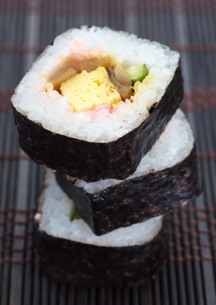 上铺美味的寿司卷 — 图库照片