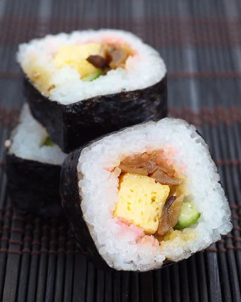 Makizushi sushi gulung lezat — Stok Foto