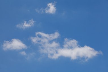 Mavi gökyüzündeki bulutlar