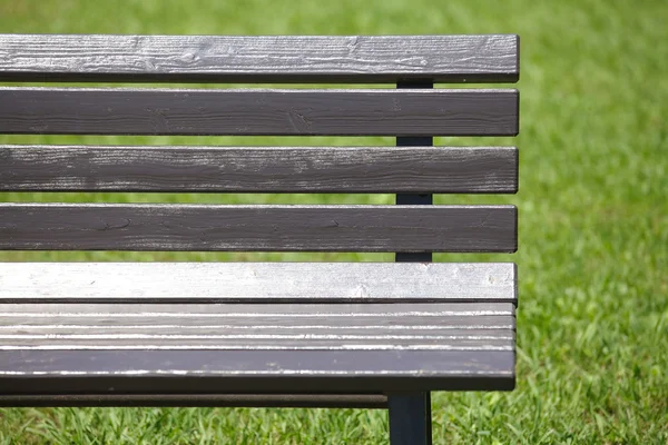 Houten bench in pubic park — Stockfoto