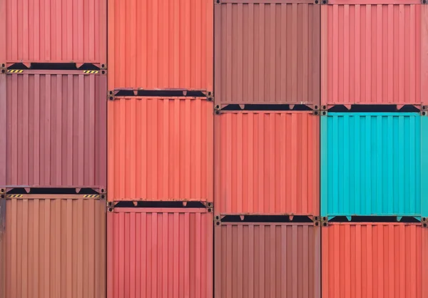 Stapel van containers verzending bij scheepswerf — Stockfoto